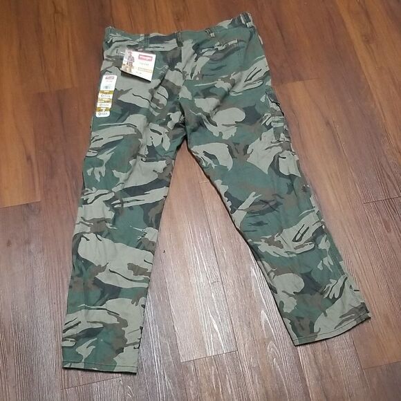 Men's Wrangler Flex Cargo Pants Relaxed Fit w/ Tech Pocket 40 waist/32 Length - Picture 2 of 5